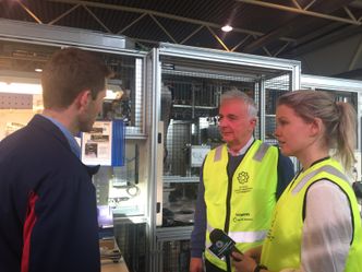 Ola og Frida på besøk hos Raufoss Technology, som har automatisert og robotisert produksjonen. Dermed kunne de flytte hjulopphengsproduksjon fra Kina til Gjøvik. Foto: Norsk Industri/Siemens