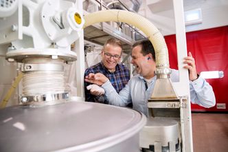 Teknisk sjef hos Nortura, Trond Haslestad og Ralf Schmidt fra Biovotec med en useparert blanding av kalk fra skallene og membran hentet opp fra sikteverket i forgrunnen. Foto: Sverre Chr. Jarild