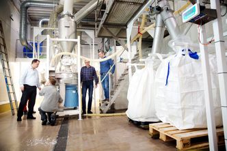 Anlegget på Nortura som skiller hinnen fra skallet er koplet direkte inn på eksisterende produksjonslinje og plassert i et eget nybygd rom. Selve prosessen er hemmelig, men bildet viser et sikteverk på venstre side. På høyre side står sekkene som fylles med kalk og med eggeskallhinnen. Det brukes luft til å skille skallet og hinnene fra hverandre. Fra venstre: Ralf Schmidt, en ansatt i produksjonen, teknisk sjef Trond Haslestad og fabrikksjef Atle Christiansen. Foto: Sverre Chr. Jarild