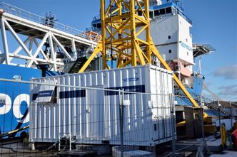 Kontainer med omformerutstyr til betjening av fire skip er satt om bord i et av disse Solstad-skipene som ligger i opplag i Bøvågen ved Karmsundet. Foto: Thomas Førde