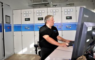Frode Skaar, markedssjef i WPA, her i bedriftens eget senter for utprøving, tilpasning og videreutvikling av energilagringssystem til skip. Foto: Thomas Førde