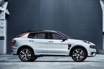 Lynk &amp; co 01 er den første modellen fra den nye bilprodusenten. Den kommer i salg i høst, og leveres med både hybrid og helelektrisk drivlinje. Foto: Lynk &amp; co