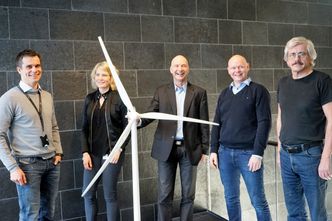 Tormod Eggan, energidirektør i Trønderenergi, Ragnhild Remmen Bull, leder for operatør vind i Trønderenergi, Tom A. Røtting, direktør for forretningsutvikling i Powel, avdelingsleder Stein Petter Agersborg i Powel og Magne Røen, leder for produksjonsstyring i Trønderenergi er fornøyde med sitt nybrottsarbeid. Foto: Mona Sprenger