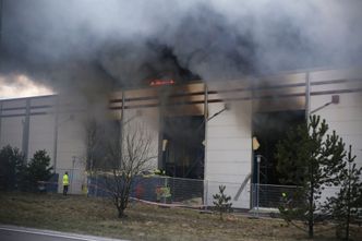 Brannen i lageret til Asko i Vestby i Akershus blusset opp igjen tirsdag formiddag. Foto: Freddie Larsen / NTB scanpix