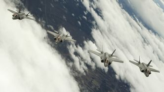 F-35A-formasjon fra Hill på øving 30. mars før prøvedeployeringa i Europa. Foto: Ronald Bradshaw