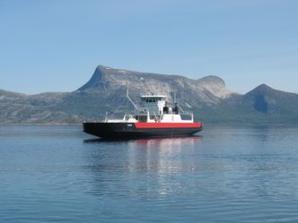 MF Valderhorn i trafikk mellom Drag og Kjøpsvik på riksvei 827, som i hovedsak benyttes av tungtransport på vei til og fra Narvik. Foto: Torghatten Nord