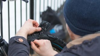 Når basen er montert under dekket, kan piggdekkoverflaten settes på og tas av på sekunder ved hjelp av glidelås. Bilde: Retyre