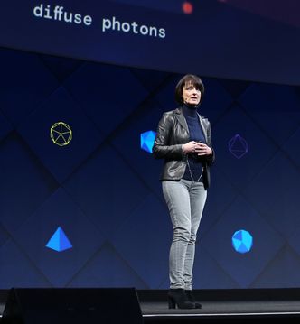 Regina Dugan var tidligere direktør for den militære forskningsinstitusjonen DARPA, hvor blant annet mye av grunnlaget for internett ble skapt. Hun var også leder for Googles «skunkworks»-avdeling, ATAP (Advanced Technology and Projects) fra 2014 til 2016. Bildet er fra hovedtalen under F8-konferansen til Facebook denne uken. Bilde: Facebook