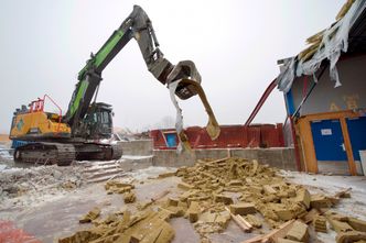 I januar begynte rivingen av gamle Jordal Amfi. Kultur og idrettsbygg har satt opp en egen container der entusiaster kan sikre seg en del av den gamle hallen. Foto: Ken Opprann/Kultur og idrettsbygg Oslo KF
