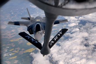 Et av de to F-35-flyene fyller drivstoff fra en KC-135 Stratotanker på vei til Estland tirsdag formiddag. Foto: Senior Airman Christine Halan