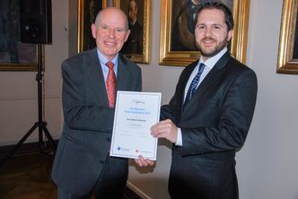 Knut Bjarne Gandrud (t.v.) var den første som fikk Alf Bjørseths inspirasjonspris på 100.000 kroner fra Alf Bjørseth, som hans familieselskap Scatec AS skal dele ut årlig til forskere innen kjemi og materialvitenskap ved UiO. Foto: Katinka Grønli/Vitenskapsakademiet