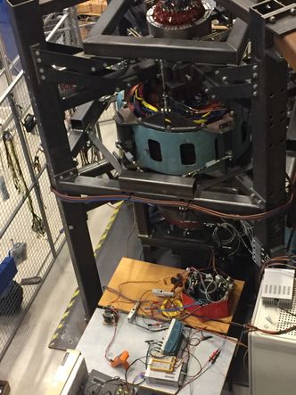 Testriggen for den børsteløse magnetiseringsmaskinen. Den roterende kraftelektronikkboksen ble montert på toppen av riggen. Foto: Jonas Kristiansen Nøland