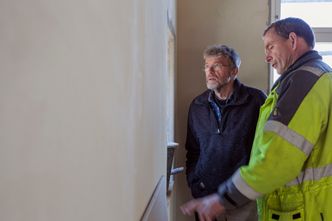 Piet Jensen og Olaf Peters jobber med sluttføringen av det nye halmhuset på Nesodden. Foto: Mari Gisvold