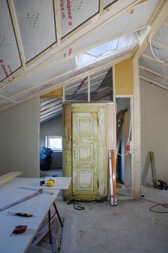 Om en måned håper Peters og kona på å kunne flytte inn i det splitter nye halmhuset. Men det er fremdeles en del arbeid som gjenstår før den tid. Foto: Mari Gisvold