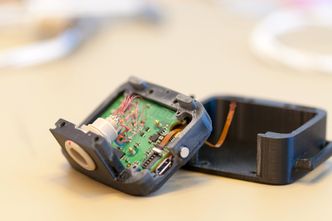 Dette er innmaten i en glucosesnsor for prosessering av sensordata. Denne er laget for en optisk sensor utviklet på NTNU. Foto: Anders Fougner