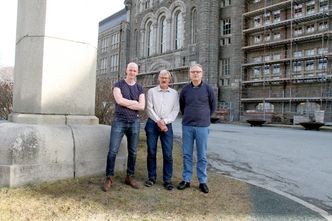 Bekjemper diabetes: (F.v. Anders Fougner, initiativtaker dr. Reinold Ellingsen og professor Sven M. Carlsen, leder av Artificial Pancreas Trondheim. Gruppen har tilsammen 15 medlemmer. Foto: Joachim Seehusen