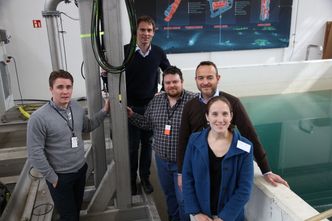 Ved testbassenget: Her er prosjektteamet bak Omnirise minibooster: Fra venstre: Marius Kruse Aas, Alexander Fuglesang, Thomas Navjord, Knut Oppenhagen sammen med Lauren Brooks fra National Oilwell Varco. Foto: Tormod Haugstad