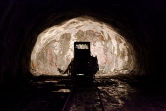Dagen før gjennomslaget har tunneldriverne klart å tette tunnelen så godt det lar seg gjøre, og er svært glade for endelig å være gjennom &quot;hatsprosjektet&quot;. Foto: Mari Gisvold
