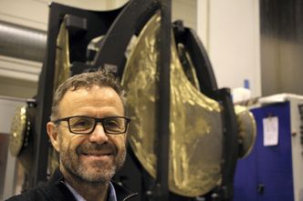 Adm. dir. Odd Tore Finnøy i Brunvoll AS foran oppspente propellblader for robotisert polering. Foto: Tore Stensvold