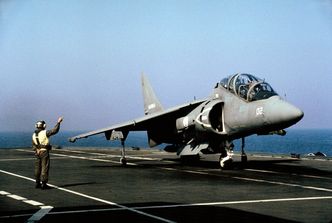 En italiensk TAV-8B Harrier II på dekket på hangarskipet Giuseppe Garibaldi (C-551) i 1992. Foto: PHC Jack C. Bahm