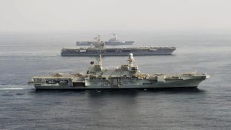 Det italienske hangarskipet ITS Cavour (nærmest) sammen med amerikanske USS Harry S. Truman og franske Charles de Gaulle i 2013. Cavour har på bildet både to AV-8B Harrier II og to AW101-helikoptre på dekk. Foto: Wikimedia commons