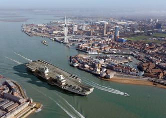 Illustrasjon av HMS Queen Elizabeth som ankommer Portsmouth. Foto: BAE Systems