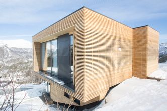 Denne lekre funkishytten i Hemsedal ble bygget med mursystemet Trollveggen, som ble levert uten noen spesielle tilpasninger.