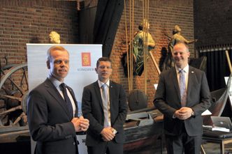 Samferdselsminister Ketil Solvik-Olsen (t.h) fikk presentert MV «Yara Birkeland»-prosjektet tirsdag på Maritim Museum av konsernsjefene til Yara og Kongsberg Gruppen, Svein Tore Holsether (t.v) og Geir Håøy. Foto: Tore Stensvold