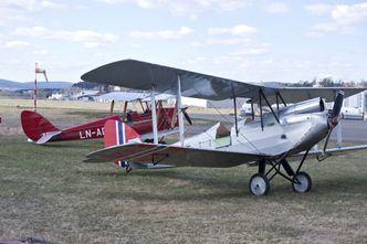 Det er flere identiske deler i DH60 og DH82 (bak), blant annet skrog, deler av understell, haleparti og ror. Foto: Lars Brede Grøndahl
