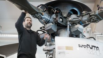 Tekniker Terje Haugsvær gjør daglig vedlikehold i hangaren.  Foto: Eirik Helland Urke