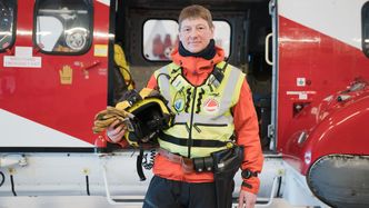 Redningsmann Tor Helge Edorsen må ha revolver på jobb. Foto: Eirik Helland Urke