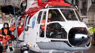 Tekniker Terje Haugsvær og flyger Trond Berg gjør seg klar til treningstokt på Svalbard. Foto: Eirik Helland Urke