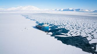 Polarsyssel, sysselmannens skip på Svalbard, ligger ved iskanten. Et oljeutslipp er svært vanskelig å ta hånd om i Arktiske strøk. Foto: Eirik Helland Urke