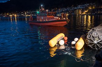 Helikopteret som styrtet på byfjorden i Bergen ligger nå ved kai. Foto: Marit Hommedal, NTB Scapix