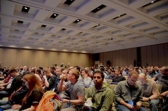 Nok en stappfull sal på Washington Convention Centre. Denne gangen fortelles det om mulighetene Azure gir for bedrifter som velger helt å droppe infrastrukturen, for så satse på skyen. Sesjonen ble rammet av dårlig nett, og stort sett alle demonstrasjonene feilet på grunn av nettproblemene. - Hvem faen trenger vel skyen, når vi kan kjøre lokalt! ropte sesjonsholder og seniorutvikleren fra Microsoft til latter fra salen. Foto: Martin Braathen Røise