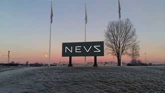 NEVS-logoen lyser nå opp på det tidligere saabskiltet i Trollhättan. Foto: NEVS