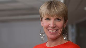 Seniorkommunikasjonsrådgiver Ellen Cecilie Scheen i Telia sier selskapet bare har én 4G-partner i Storbritannia. Dermed kan det lønne seg å være påpasselig ved valg av nettverk. Bilde: Telia
