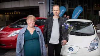 Ann Cathrine Bjerring Pedersen og Jens Kristian Kirkebø er Leaf-eier nummer tretti tusen og nummer én. Foto: Eirik Helland Urke