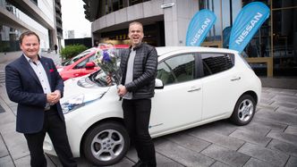 Informasjonssjef Knut Arne Marcussen (t.v) deler ut blomster til den første Leaf-eieren i Norge, Jens Kristian Kirkebø, i mai i fjor i forbindelse med markeringen av at Leaf nummer 30.000 var registrert i Norge. Kirkebøs hvite Leaf hadde på dette tidspunktet gått 46.000 km siden 30. oktober 2011. Bilde:  Eirik Helland Urke