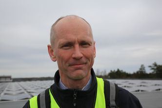 Fusen-gründer Thor Christian Tuv leverte solcelleanlegget på Askos frysetak. Bilde: Jannicke Nilsen