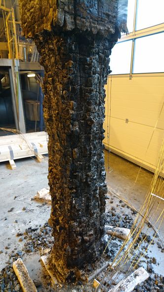 De syv ytterste centimeterne av treet ble forkullet, innenfor var treet intakt med god  bæreevne. Foto: Sweco