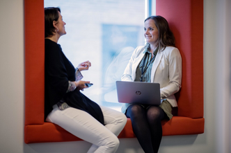 Hannah Rud (høyre) med kollega Toril Steinmo. Foto: Stig B. Fiksdal