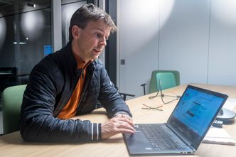 Henter ut mer solenergi nesten gratis: Erik Sauar har sammen med forskere i Silicon Vally utviklet en ny type sølvelektrode som kan hente ut solenergi tilsvarende et gasskraftverk hver år når den innføres. Bilde: ORV