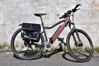 Ble rigget for langkjøring: En slik Buddy Bike ble modifisert med tre batterier for å klare de lange dagsetappene og utstyrt med punkteringsfrie dekk. Foto: Buddy Electric