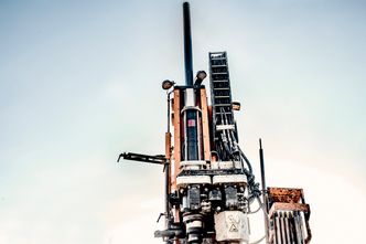 Feltundersøkelsene gjennomføres ved at man borer seg dypt ned i jorden for å hente opp prøver av både løsmasser og berg som forteller om grunnforholdene der man ønsker å bygg.