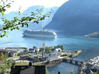 Hellesylt er en av havnene som foreslås bygget ut med landstrøm for cruiseskip. Foto: Arne Inge Tryggestad/Cruise Norway