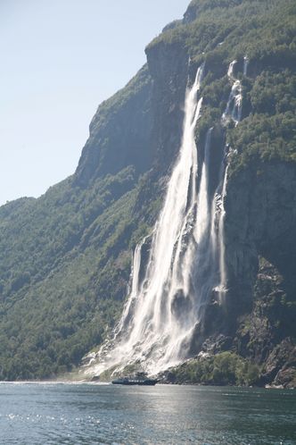 Fossefallene «Syv søstre» tiltrekker seg turister sjøveien. Mange kommer i små fartøy med gamle, forurensende dieselmotorer. Foto: Rune Hagen/Cruise-Norway