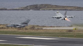 Et norsk F-16 tar av, mens et britisk Tornado står klar til å takse på Bodø flystasjon under ACE 17. Foto: Sigurd Tonning-Olsen / Forsvaret
