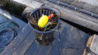 Den 30 liter store beholderen fanger inntil 100 liter plast på gode dager, ifølge havnesjefen ved Sandefjord havn. Foto: Spilltech