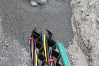 Fiberen ligger mye bedre beskyttet i et rør som er snodd sammen med kraftkabelen. Foto: Nexans